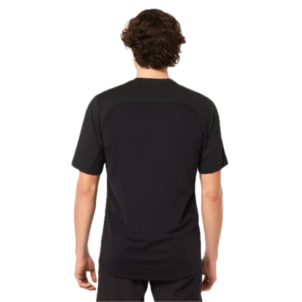 חולצת Oakley Free Ride RC LS Jersey מבט קדמי מבט צד על גזרת Relaxed Fit עם פנלי רשת תקריב על בד Hydrolix™ נושם מבט אחורי על לוגו Oakley והגימור הארוך לגב