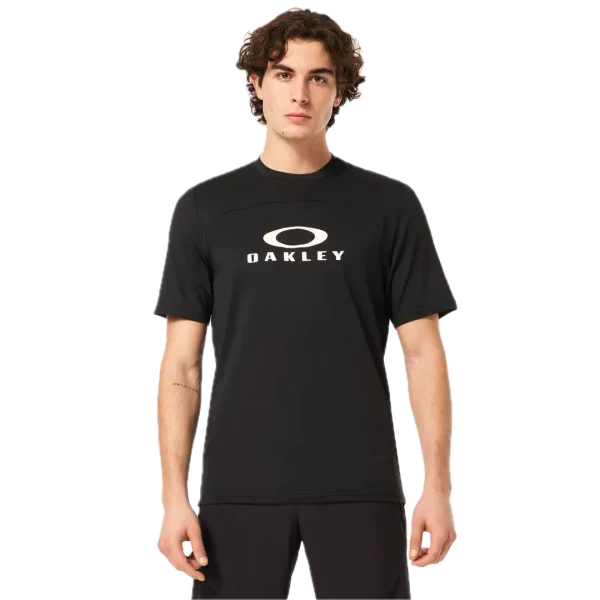 חולצת Oakley Free Ride RC LS Jersey מבט קדמי מבט צד על גזרת Relaxed Fit עם פנלי רשת תקריב על בד Hydrolix™ נושם מבט אחורי על לוגו Oakley והגימור הארוך לגב