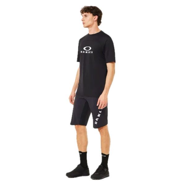 חולצת Oakley Free Ride RC LS Jersey מבט קדמי מבט צד על גזרת Relaxed Fit עם פנלי רשת תקריב על בד Hydrolix™ נושם מבט אחורי על לוגו Oakley והגימור הארוך לגב