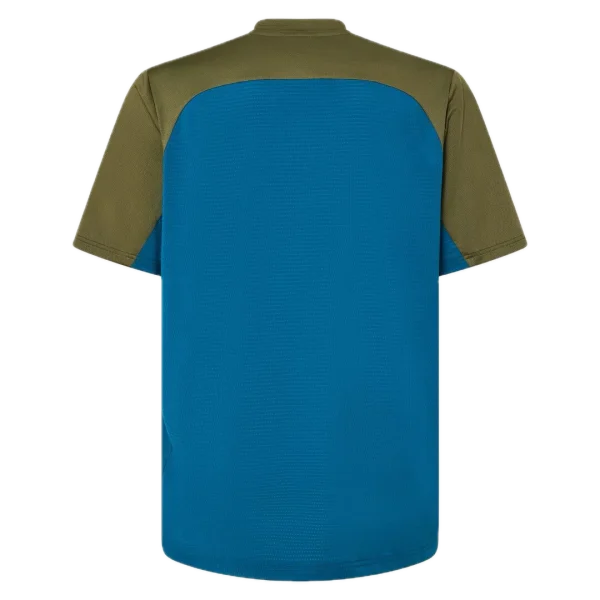 חולצת Oakley Free Ride RC LS Jersey מבט קדמי מבט צד על גזרת Relaxed Fit עם פנלי רשת תקריב על בד Hydrolix™ נושם מבט אחורי על לוגו Oakley והגימור הארוך לגב