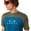 חולצת Oakley Free Ride RC LS Jersey מבט קדמי מבט צד על גזרת Relaxed Fit עם פנלי רשת תקריב על בד Hydrolix™ נושם מבט אחורי על לוגו Oakley והגימור הארוך לגב