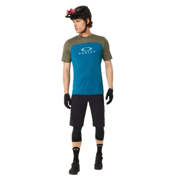 חולצת Oakley Free Ride RC LS Jersey מבט קדמי מבט צד על גזרת Relaxed Fit עם פנלי רשת תקריב על בד Hydrolix™ נושם מבט אחורי על לוגו Oakley והגימור הארוך לגב