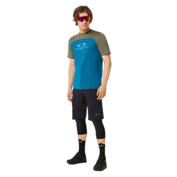 חולצת Oakley Free Ride RC LS Jersey מבט קדמי מבט צד על גזרת Relaxed Fit עם פנלי רשת תקריב על בד Hydrolix™ נושם מבט אחורי על לוגו Oakley והגימור הארוך לגב