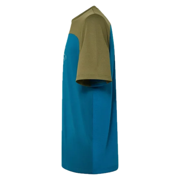 חולצת Oakley Free Ride RC LS Jersey מבט קדמי מבט צד על גזרת Relaxed Fit עם פנלי רשת תקריב על בד Hydrolix™ נושם מבט אחורי על לוגו Oakley והגימור הארוך לגב