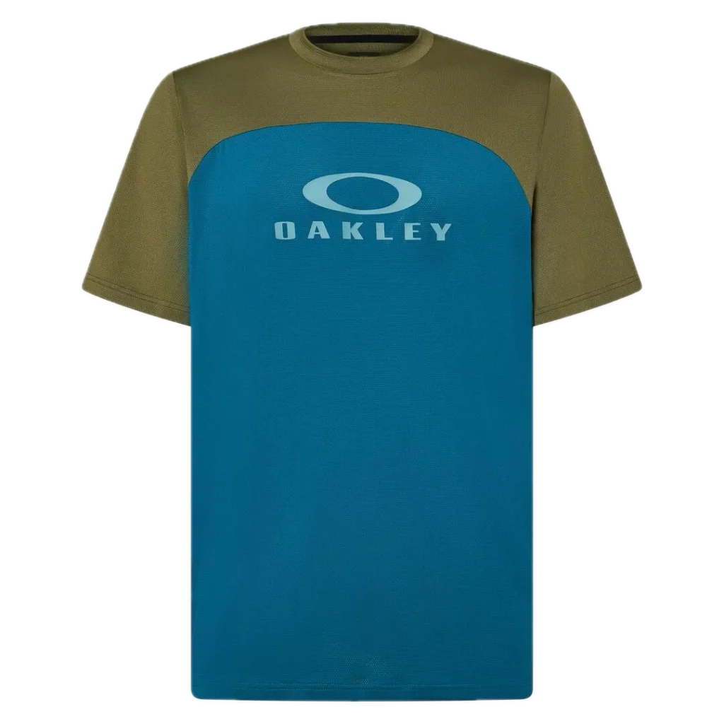 חולצת Oakley Free Ride RC LS Jersey מבט קדמי מבט צד על גזרת Relaxed Fit עם פנלי רשת תקריב על בד Hydrolix™ נושם מבט אחורי על לוגו Oakley והגימור הארוך לגב