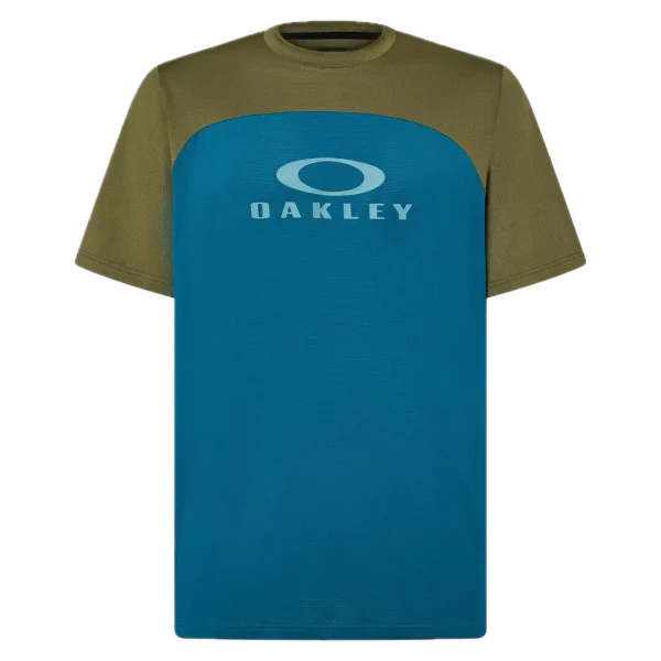 חולצת Oakley Free Ride RC LS Jersey מבט קדמי מבט צד על גזרת Relaxed Fit עם פנלי רשת תקריב על בד Hydrolix™ נושם מבט אחורי על לוגו Oakley והגימור הארוך לגב