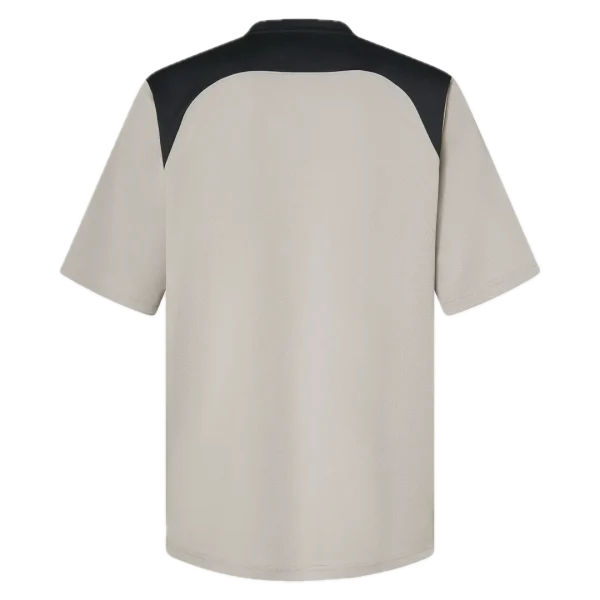 חולצת Oakley Free Ride RC LS Jersey מבט קדמי מבט צד על גזרת Relaxed Fit עם פנלי רשת תקריב על בד Hydrolix™ נושם מבט אחורי על לוגו Oakley והגימור הארוך לגב