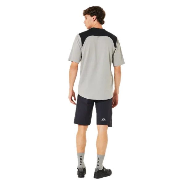 חולצת Oakley Free Ride RC LS Jersey מבט קדמי מבט צד על גזרת Relaxed Fit עם פנלי רשת תקריב על בד Hydrolix™ נושם מבט אחורי על לוגו Oakley והגימור הארוך לגב