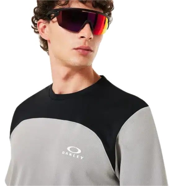 חולצת Oakley Free Ride RC LS Jersey מבט קדמי מבט צד על גזרת Relaxed Fit עם פנלי רשת תקריב על בד Hydrolix™ נושם מבט אחורי על לוגו Oakley והגימור הארוך לגב