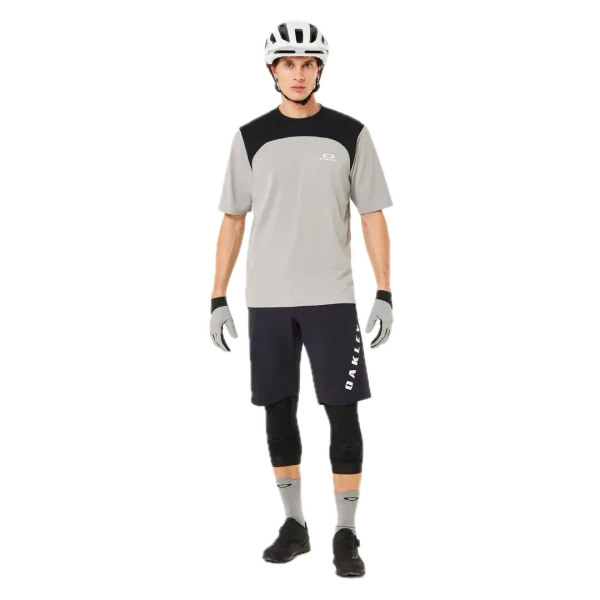 חולצת Oakley Free Ride RC LS Jersey מבט קדמי מבט צד על גזרת Relaxed Fit עם פנלי רשת תקריב על בד Hydrolix™ נושם מבט אחורי על לוגו Oakley והגימור הארוך לגב