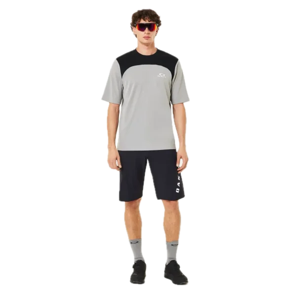 חולצת Oakley Free Ride RC LS Jersey מבט קדמי מבט צד על גזרת Relaxed Fit עם פנלי רשת תקריב על בד Hydrolix™ נושם מבט אחורי על לוגו Oakley והגימור הארוך לגב