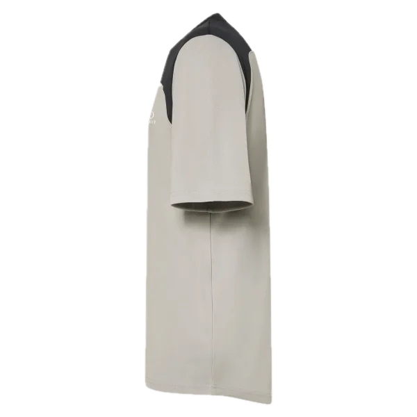 חולצת Oakley Free Ride RC LS Jersey מבט קדמי מבט צד על גזרת Relaxed Fit עם פנלי רשת תקריב על בד Hydrolix™ נושם מבט אחורי על לוגו Oakley והגימור הארוך לגב