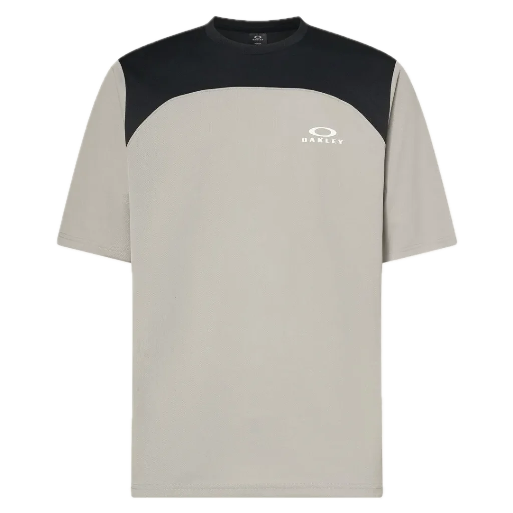 חולצת Oakley Free Ride RC LS Jersey מבט קדמי מבט צד על גזרת Relaxed Fit עם פנלי רשת תקריב על בד Hydrolix™ נושם מבט אחורי על לוגו Oakley והגימור הארוך לגב