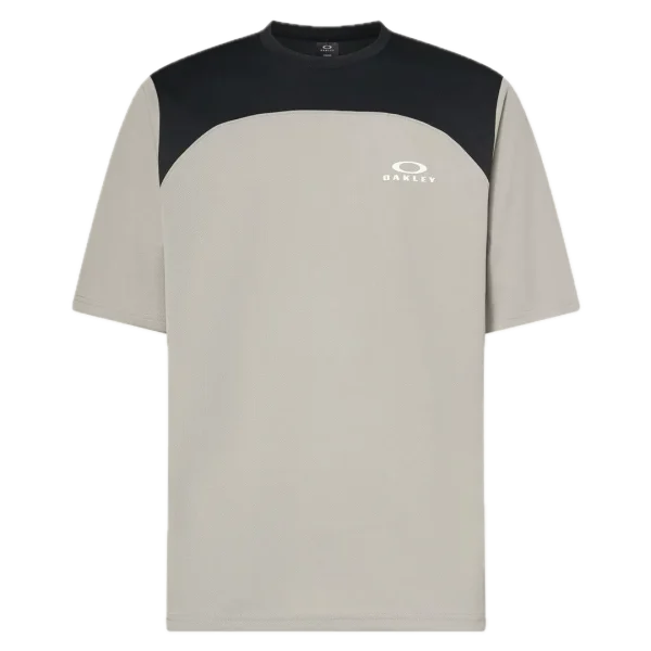 חולצת Oakley Free Ride RC LS Jersey מבט קדמי מבט צד על גזרת Relaxed Fit עם פנלי רשת תקריב על בד Hydrolix™ נושם מבט אחורי על לוגו Oakley והגימור הארוך לגב
