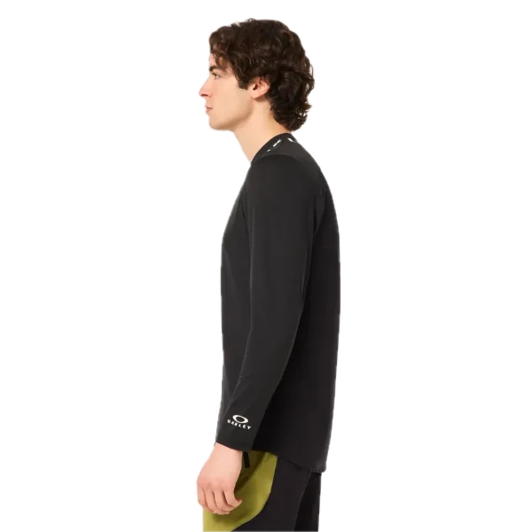 חולצת Oakley Free Ride RC LS Jersey מבט קדמי מבט צד על גזרת Relaxed Fit עם פנלי רשת תקריב על בד Hydrolix™ נושם מבט אחורי על לוגו Oakley והגימור הארוך לגב