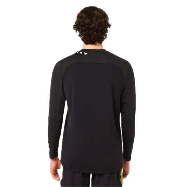 חולצת Oakley Free Ride RC LS Jersey מבט קדמי מבט צד על גזרת Relaxed Fit עם פנלי רשת תקריב על בד Hydrolix™ נושם מבט אחורי על לוגו Oakley והגימור הארוך לגב