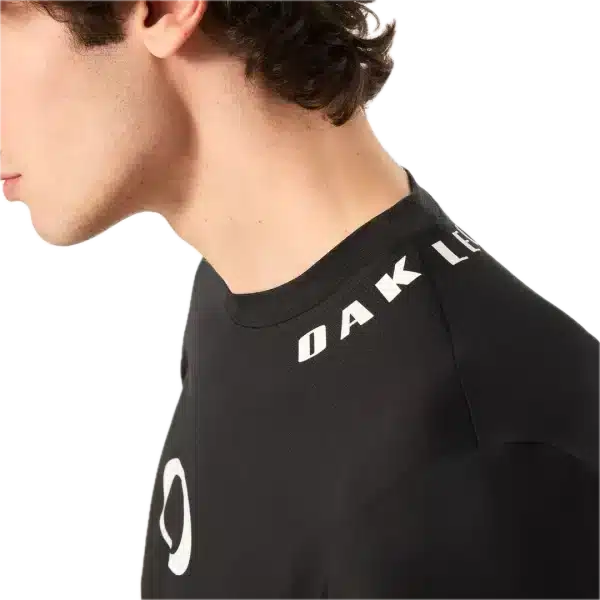 חולצת Oakley Free Ride RC LS Jersey מבט קדמי מבט צד על גזרת Relaxed Fit עם פנלי רשת תקריב על בד Hydrolix™ נושם מבט אחורי על לוגו Oakley והגימור הארוך לגב
