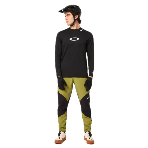 חולצת Oakley Free Ride RC LS Jersey מבט קדמי מבט צד על גזרת Relaxed Fit עם פנלי רשת תקריב על בד Hydrolix™ נושם מבט אחורי על לוגו Oakley והגימור הארוך לגב