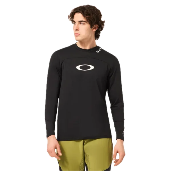 חולצת Oakley Free Ride RC LS Jersey מבט קדמי מבט צד על גזרת Relaxed Fit עם פנלי רשת תקריב על בד Hydrolix™ נושם מבט אחורי על לוגו Oakley והגימור הארוך לגב