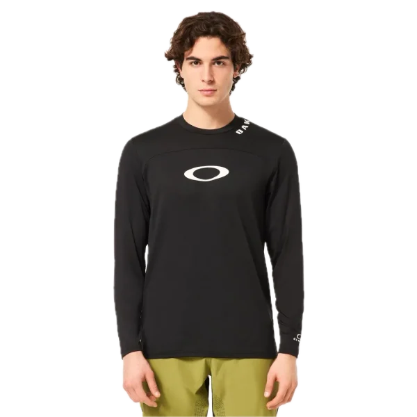 חולצת Oakley Free Ride RC LS Jersey מבט קדמי מבט צד על גזרת Relaxed Fit עם פנלי רשת תקריב על בד Hydrolix™ נושם מבט אחורי על לוגו Oakley והגימור הארוך לגב