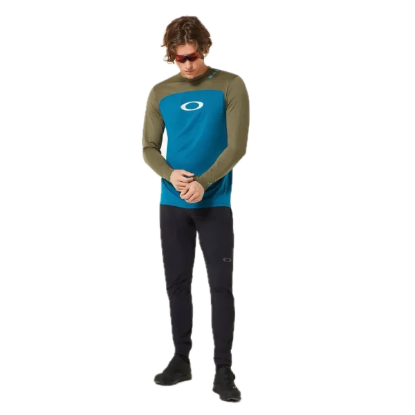חולצת Oakley Free Ride RC LS Jersey מבט קדמי מבט צד על גזרת Relaxed Fit עם פנלי רשת תקריב על בד Hydrolix™ נושם מבט אחורי על לוגו Oakley והגימור הארוך לגב