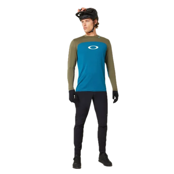 חולצת Oakley Free Ride RC LS Jersey מבט קדמי מבט צד על גזרת Relaxed Fit עם פנלי רשת תקריב על בד Hydrolix™ נושם מבט אחורי על לוגו Oakley והגימור הארוך לגב