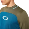 חולצת Oakley Free Ride RC LS Jersey מבט קדמי מבט צד על גזרת Relaxed Fit עם פנלי רשת תקריב על בד Hydrolix™ נושם מבט אחורי על לוגו Oakley והגימור הארוך לגב