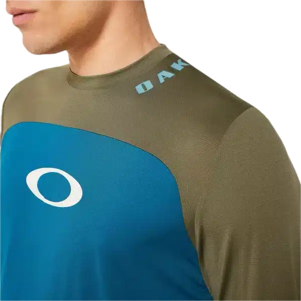 חולצת Oakley Free Ride RC LS Jersey מבט קדמי מבט צד על גזרת Relaxed Fit עם פנלי רשת תקריב על בד Hydrolix™ נושם מבט אחורי על לוגו Oakley והגימור הארוך לגב