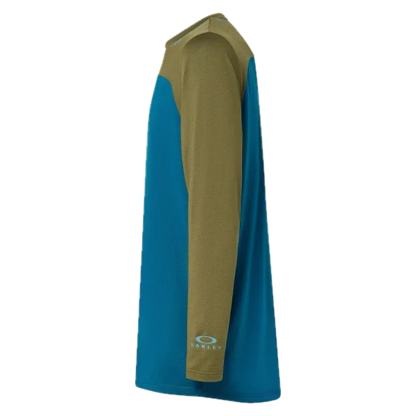 חולצת Oakley Free Ride RC LS Jersey מבט קדמי מבט צד על גזרת Relaxed Fit עם פנלי רשת תקריב על בד Hydrolix™ נושם מבט אחורי על לוגו Oakley והגימור הארוך לגב