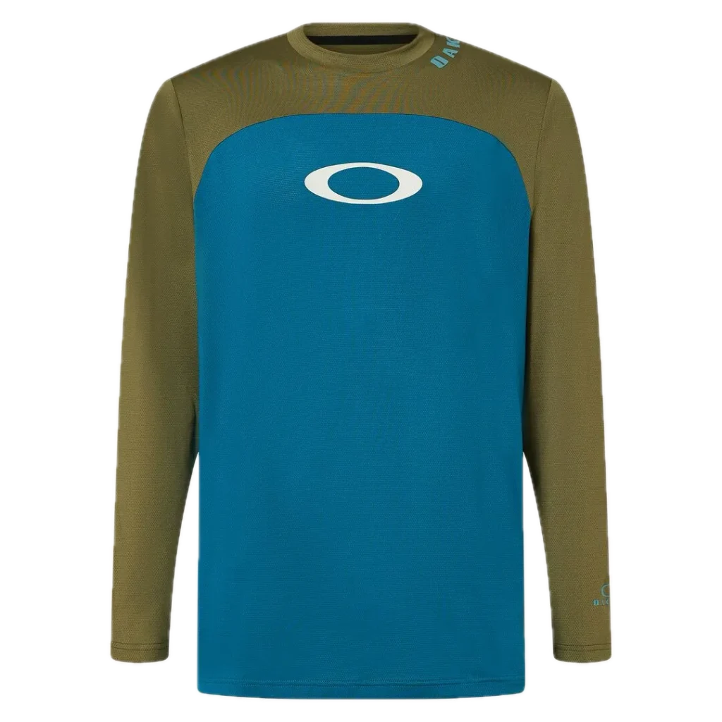 חולצת Oakley Free Ride RC LS Jersey מבט קדמי מבט צד על גזרת Relaxed Fit עם פנלי רשת תקריב על בד Hydrolix™ נושם מבט אחורי על לוגו Oakley והגימור הארוך לגב