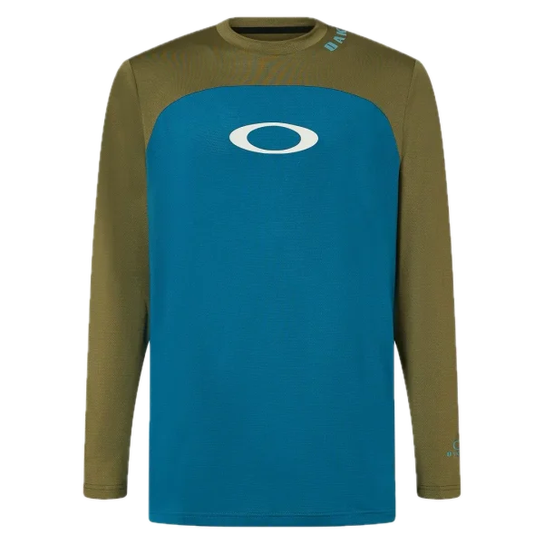 חולצת Oakley Free Ride RC LS Jersey מבט קדמי מבט צד על גזרת Relaxed Fit עם פנלי רשת תקריב על בד Hydrolix™ נושם מבט אחורי על לוגו Oakley והגימור הארוך לגב