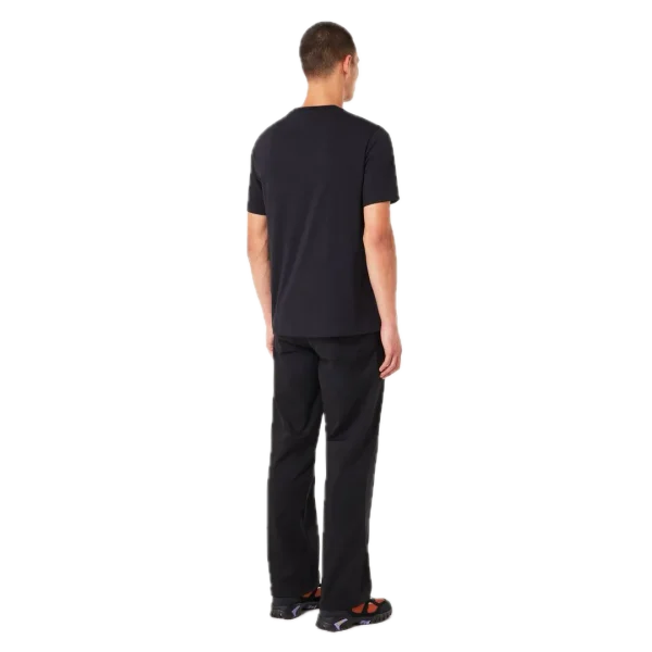 חולצת Oakley Duality B1B Tee מבט קדמי תקריב על לוגו B1B דו־גוני בחזה מבט צד על חולצת Oakley Duality B1B מבט אחורי על חולצת Oakley בגזרה Regular Fit