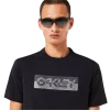 חולצת Oakley Duality B1B Tee מבט קדמי תקריב על לוגו B1B דו־גוני בחזה מבט צד על חולצת Oakley Duality B1B מבט אחורי על חולצת Oakley בגזרה Regular Fit