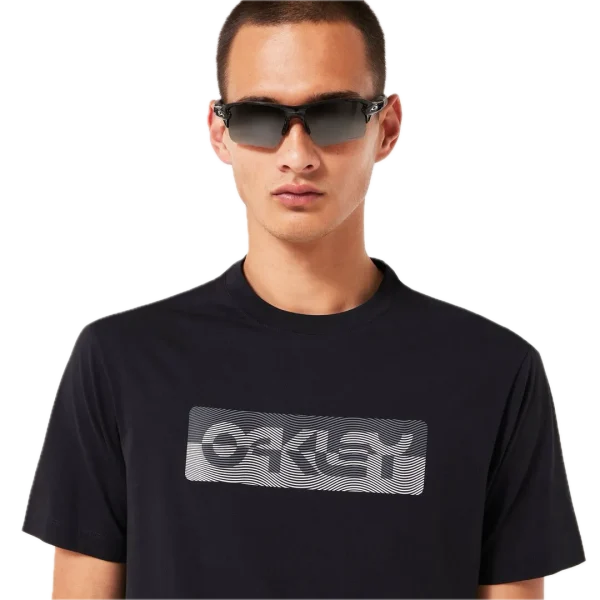 חולצת Oakley Duality B1B Tee מבט קדמי תקריב על לוגו B1B דו־גוני בחזה מבט צד על חולצת Oakley Duality B1B מבט אחורי על חולצת Oakley בגזרה Regular Fit