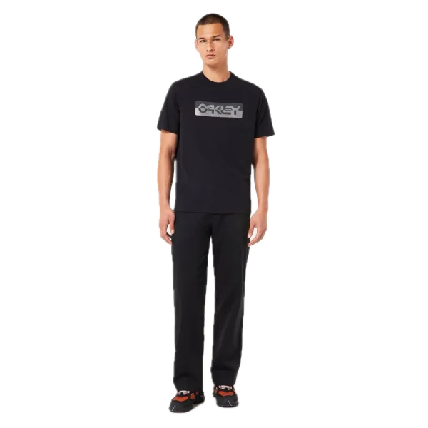 חולצת Oakley Duality B1B Tee מבט קדמי תקריב על לוגו B1B דו־גוני בחזה מבט צד על חולצת Oakley Duality B1B מבט אחורי על חולצת Oakley בגזרה Regular Fit