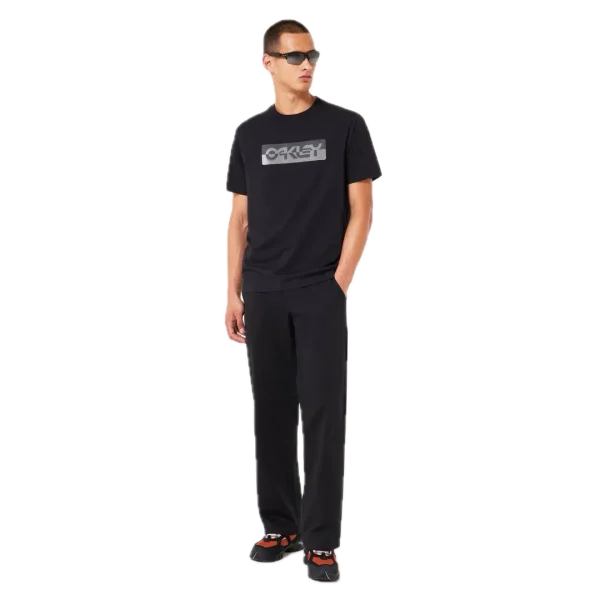 חולצת Oakley Duality B1B Tee מבט קדמי תקריב על לוגו B1B דו־גוני בחזה מבט צד על חולצת Oakley Duality B1B מבט אחורי על חולצת Oakley בגזרה Regular Fit