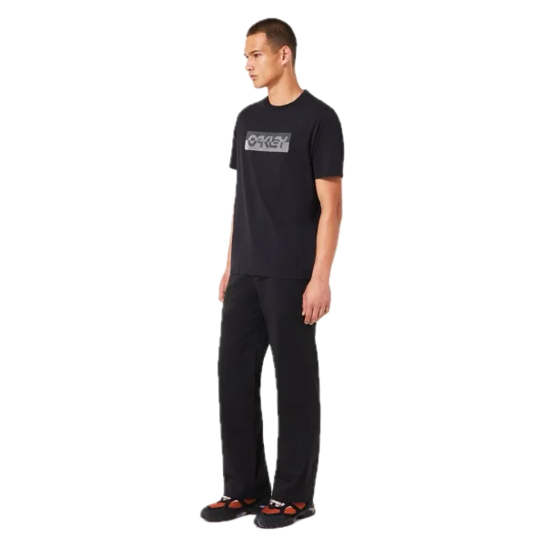 חולצת Oakley Duality B1B Tee מבט קדמי תקריב על לוגו B1B דו־גוני בחזה מבט צד על חולצת Oakley Duality B1B מבט אחורי על חולצת Oakley בגזרה Regular Fit