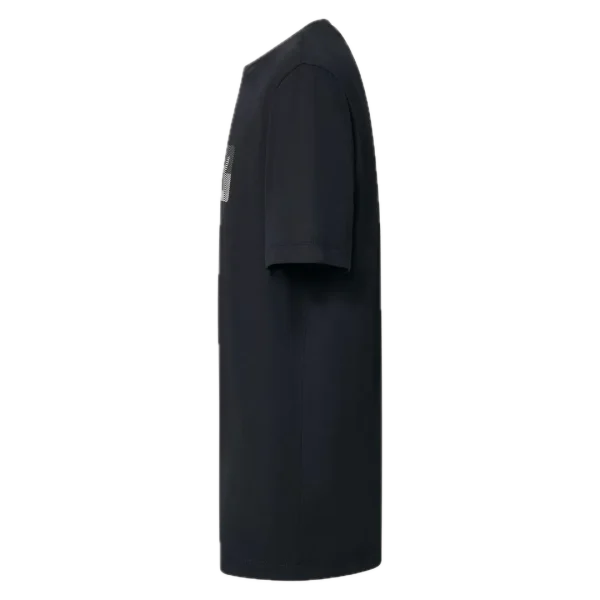 חולצת Oakley Duality B1B Tee מבט קדמי תקריב על לוגו B1B דו־גוני בחזה מבט צד על חולצת Oakley Duality B1B מבט אחורי על חולצת Oakley בגזרה Regular Fit