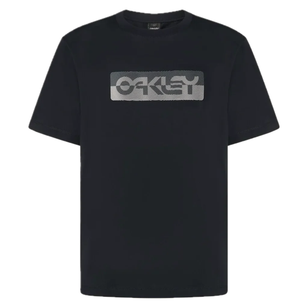 חולצת Oakley Duality B1B Tee מבט קדמי תקריב על לוגו B1B דו־גוני בחזה מבט צד על חולצת Oakley Duality B1B מבט אחורי על חולצת Oakley בגזרה Regular Fit