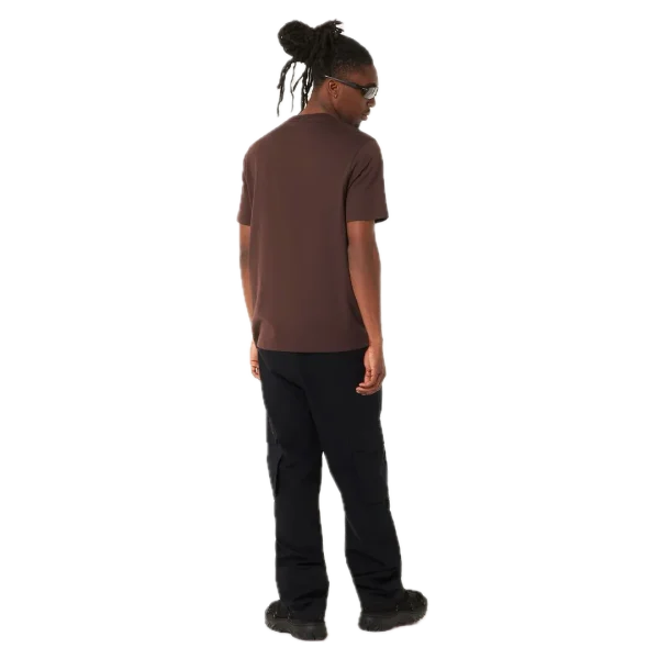 חולצת Oakley Duality B1B Tee מבט קדמי תקריב על לוגו B1B דו־גוני בחזה מבט צד על חולצת Oakley Duality B1B מבט אחורי על חולצת Oakley בגזרה Regular Fit