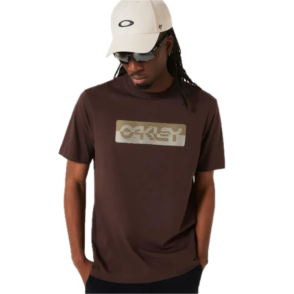 חולצת Oakley Duality B1B Tee מבט קדמי תקריב על לוגו B1B דו־גוני בחזה מבט צד על חולצת Oakley Duality B1B מבט אחורי על חולצת Oakley בגזרה Regular Fit