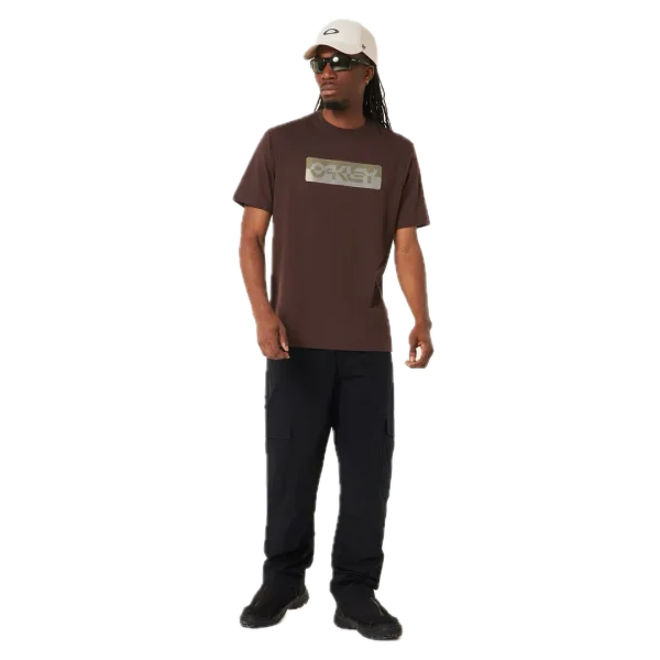 חולצת Oakley Duality B1B Tee מבט קדמי תקריב על לוגו B1B דו־גוני בחזה מבט צד על חולצת Oakley Duality B1B מבט אחורי על חולצת Oakley בגזרה Regular Fit