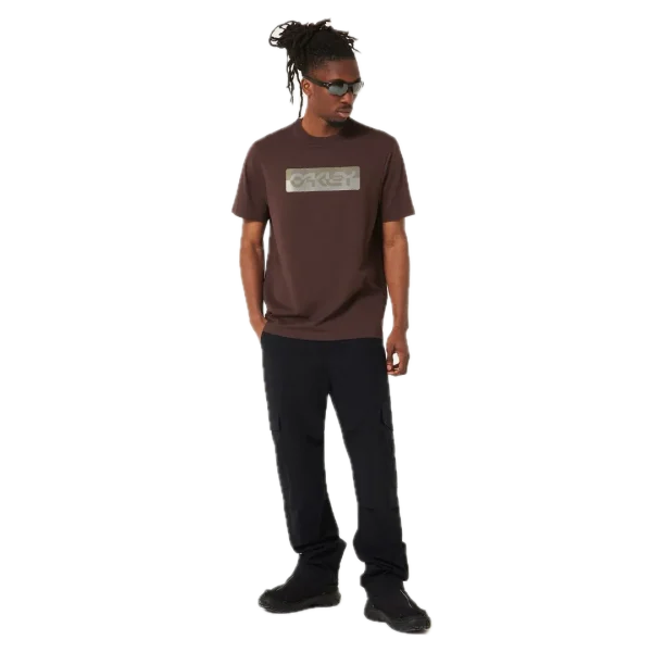 חולצת Oakley Duality B1B Tee מבט קדמי תקריב על לוגו B1B דו־גוני בחזה מבט צד על חולצת Oakley Duality B1B מבט אחורי על חולצת Oakley בגזרה Regular Fit