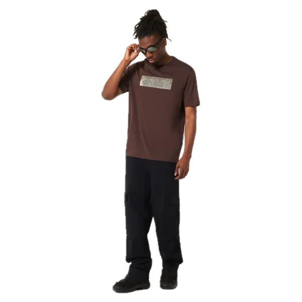 חולצת Oakley Duality B1B Tee מבט קדמי תקריב על לוגו B1B דו־גוני בחזה מבט צד על חולצת Oakley Duality B1B מבט אחורי על חולצת Oakley בגזרה Regular Fit