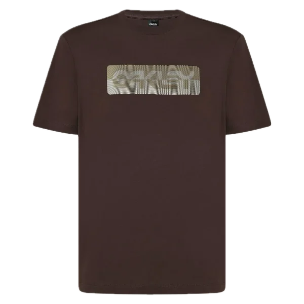 חולצת Oakley Duality B1B Tee מבט קדמי תקריב על לוגו B1B דו־גוני בחזה מבט צד על חולצת Oakley Duality B1B מבט אחורי על חולצת Oakley בגזרה Regular Fit