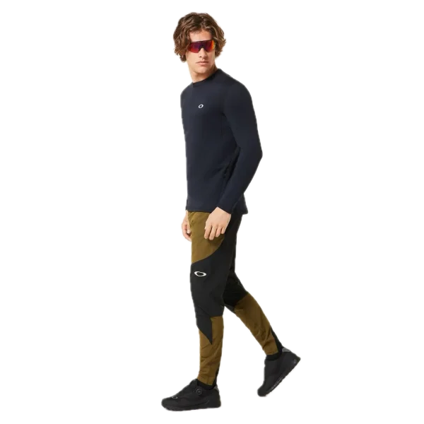 חולצת Oakley Seeker Thermal Grid LS Jersey מבט קדמי תקריב על מבנה הבד Thermal Grid הטכני מבט צד על גזרה צמודה ושרוולים ארוכים מבט אחורי על אזורי רשת ואוורור