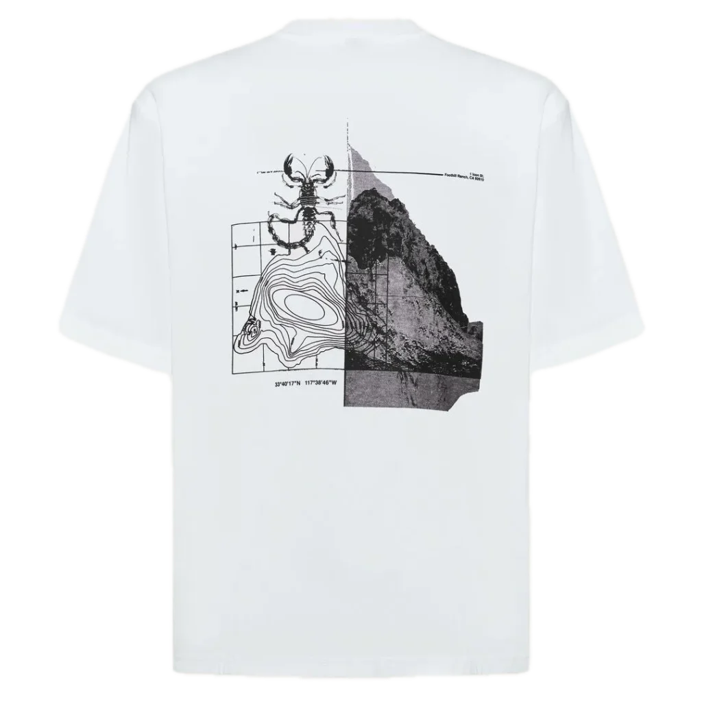 חולצת Oakley Futurescape Scorpio Tee מבט קדמי חולצת Oakley Futurescape Scorpio Tee מבט צד תקריב על לוגו Oakley וסמל עקרב רקום בחזה מבט אחורי על ההדפס הגרפי של Oakley Futurescape Scorpio