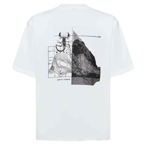 חולצת Oakley Futurescape Scorpio Tee מבט קדמי חולצת Oakley Futurescape Scorpio Tee מבט צד תקריב על לוגו Oakley וסמל עקרב רקום בחזה מבט אחורי על ההדפס הגרפי של Oakley Futurescape Scorpio