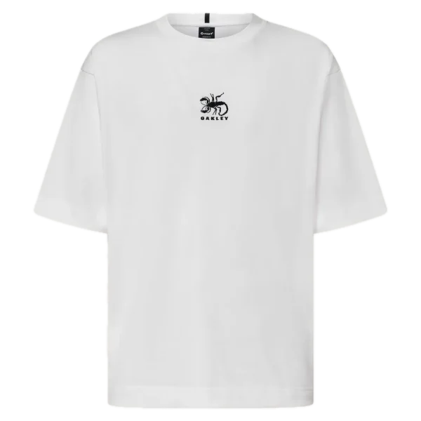 חולצת Oakley Futurescape Scorpio Tee מבט קדמי חולצת Oakley Futurescape Scorpio Tee מבט צד תקריב על לוגו Oakley וסמל עקרב רקום בחזה מבט אחורי על ההדפס הגרפי של Oakley Futurescape Scorpio
