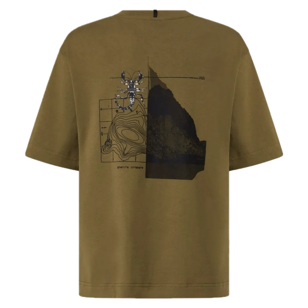 חולצת Oakley Futurescape Scorpio Tee מבט קדמי חולצת Oakley Futurescape Scorpio Tee מבט צד תקריב על לוגו Oakley וסמל עקרב רקום בחזה מבט אחורי על ההדפס הגרפי של Oakley Futurescape Scorpio